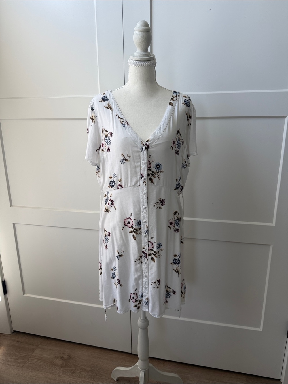 Abercrombie and Fitch White Floral Button-Front Mini Dress - Picture 8 of 8